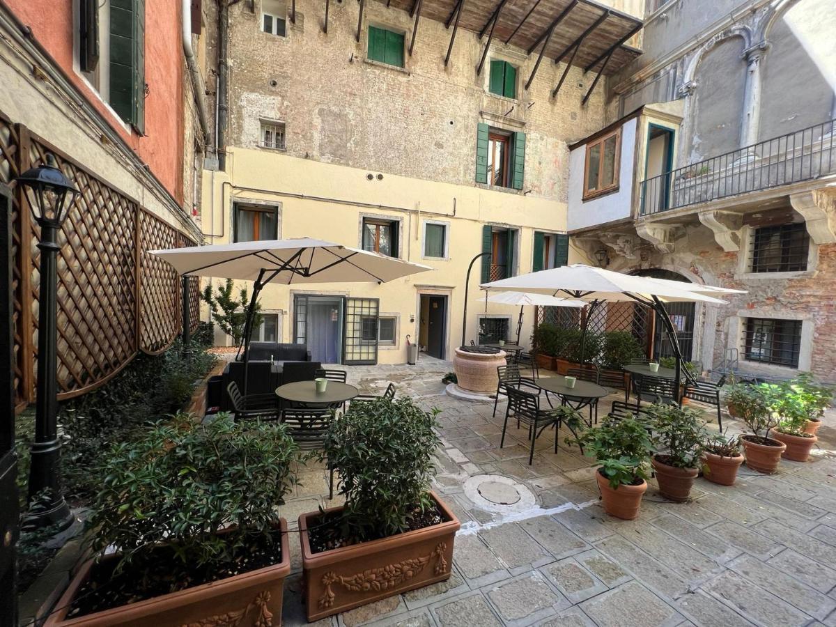 Corte Del Doge Di Rialto Venise